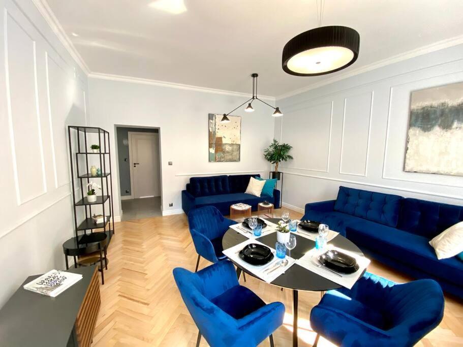 Apartment Gorgeous Historic Tenement Apt. - New Town Square! *