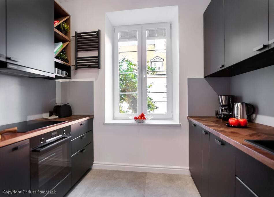 Gorgeous Historic Tenement Apt. - New Town Square! *