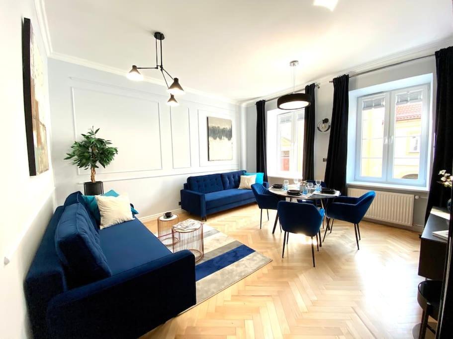 Apartment Gorgeous Historic Tenement Apt. - New Town Square! *
