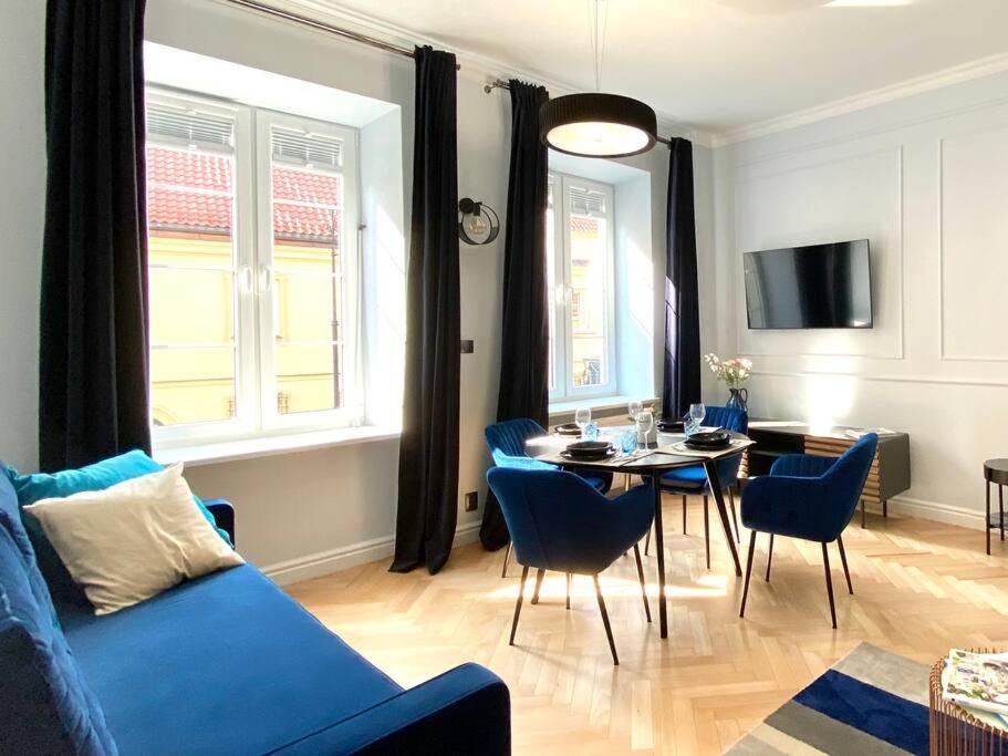 Apartment Gorgeous Historic Tenement Apt. - New Town Square!