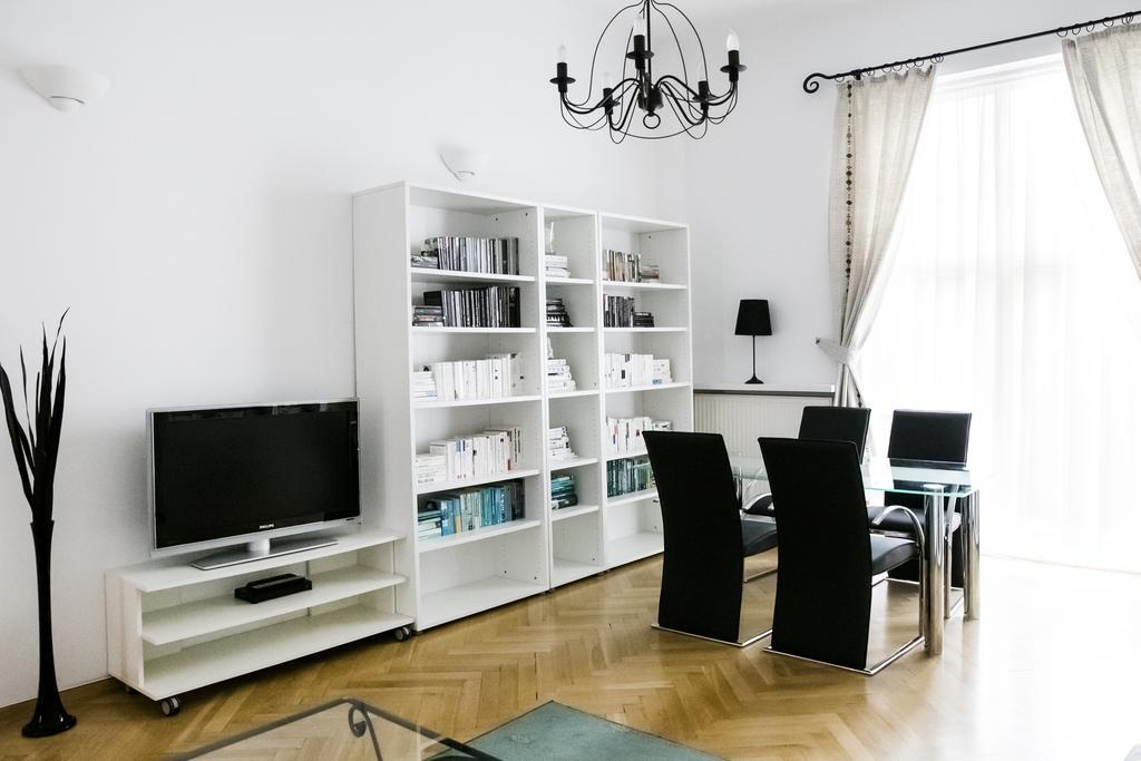 Apartment Roommate Boduena *