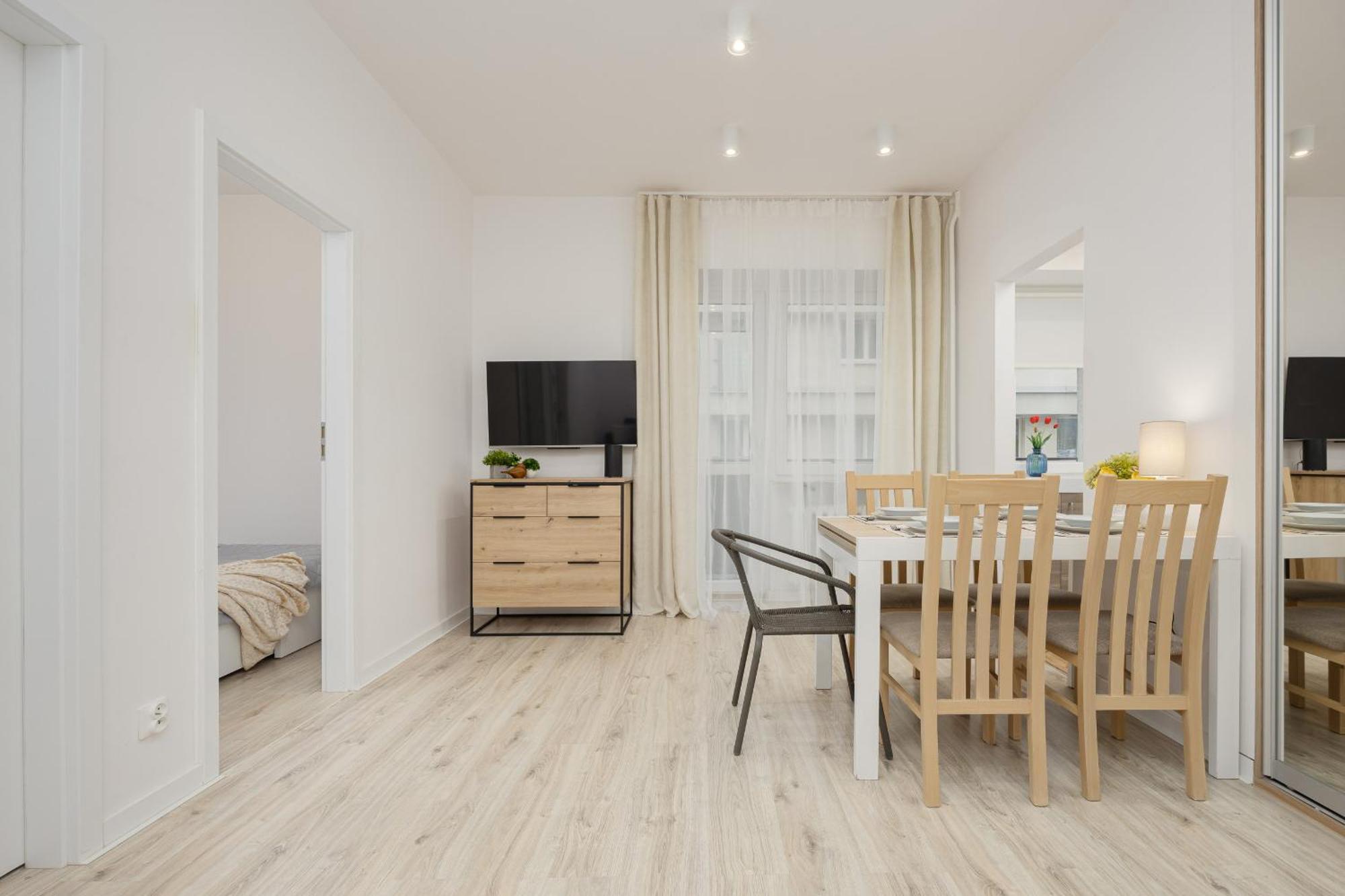 Bright In Center With Two Bedrooms And Balcony By Renters Apartment *