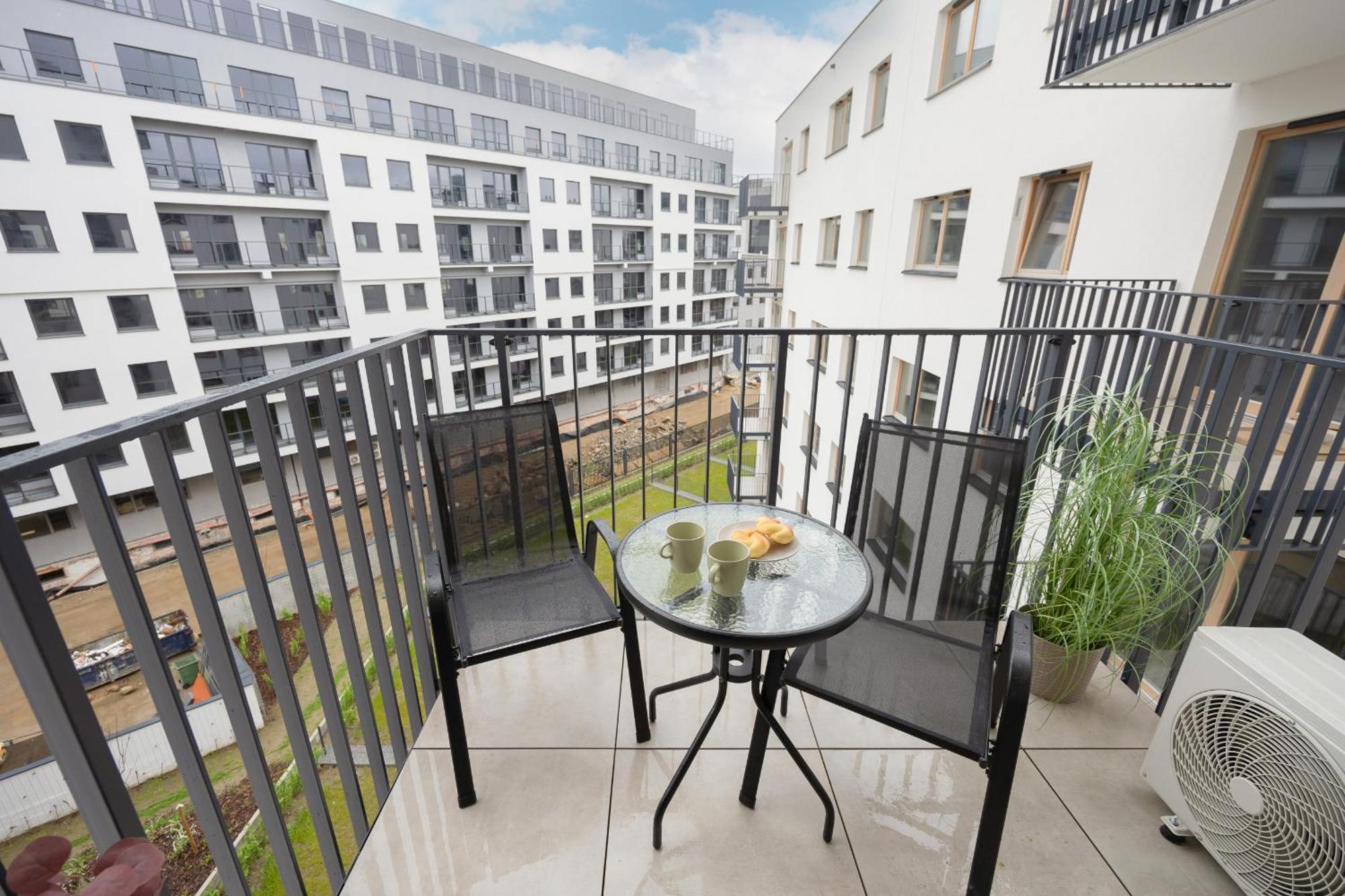 Air-conditioned Studio With Balcony By Renters Apartment *