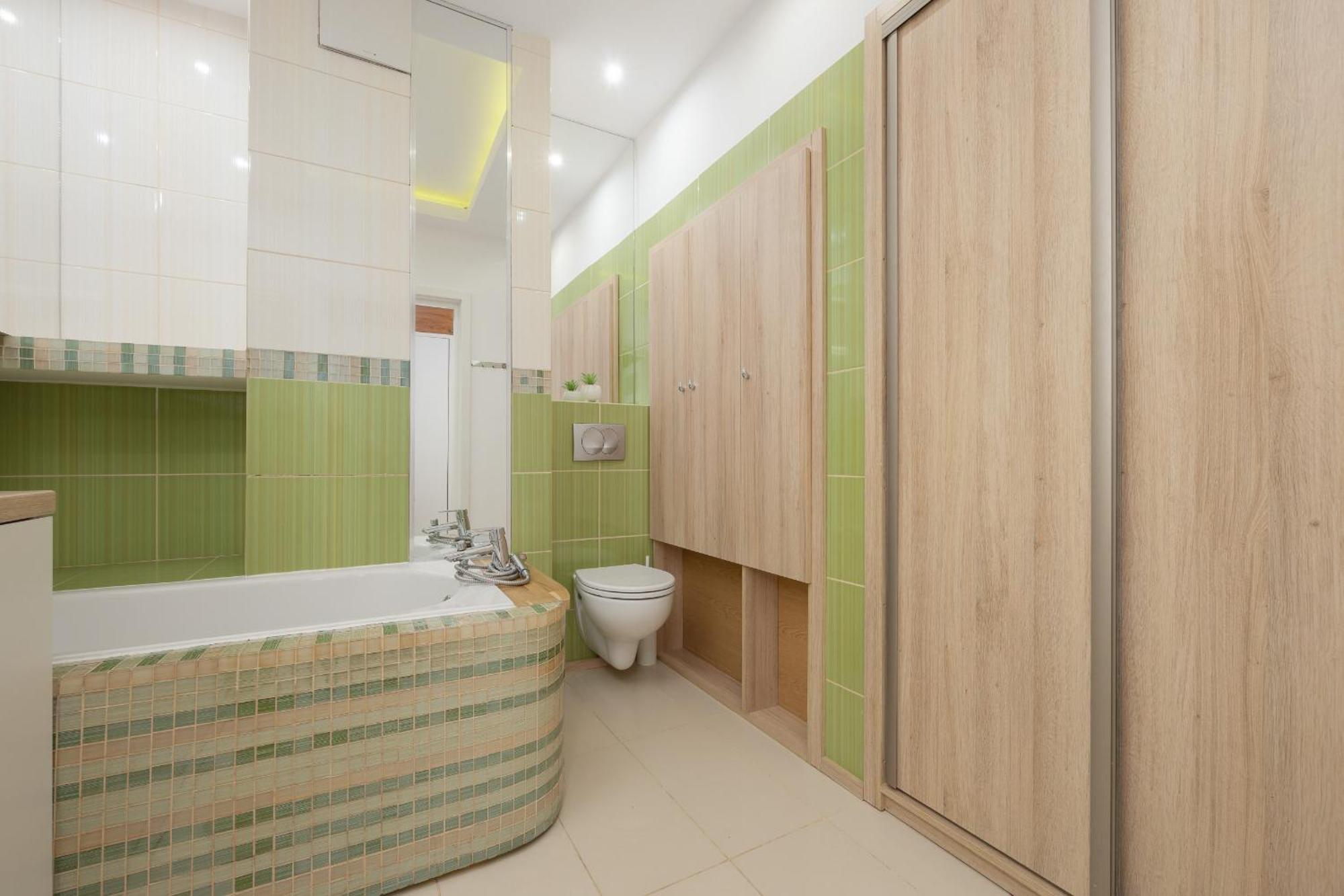 Beautiful With Spacious Terrace By Renters Varsóvia