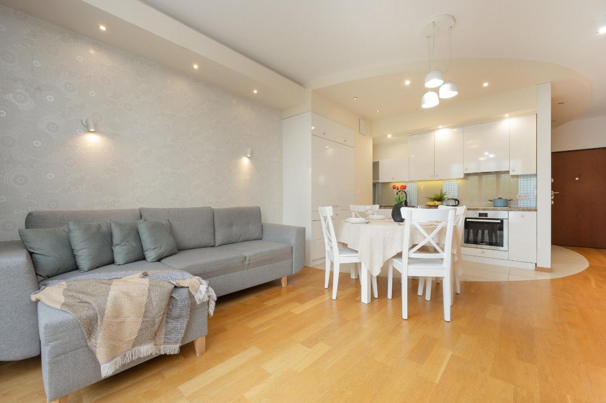 Beautiful With Spacious Terrace By Renters Varsóvia
