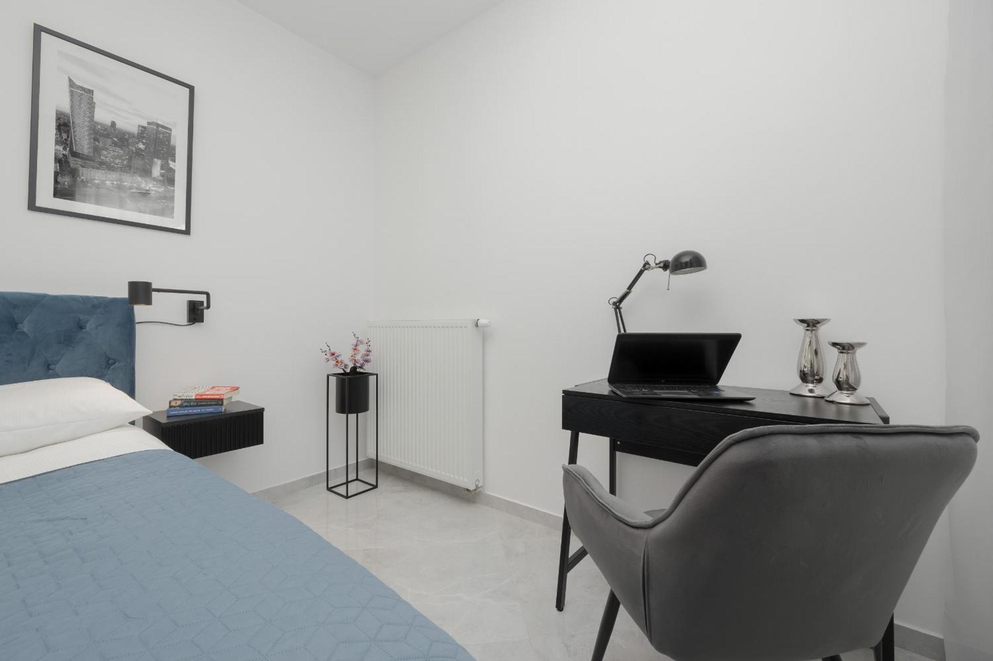 With Balcony & Parking In By Renters * Warschau