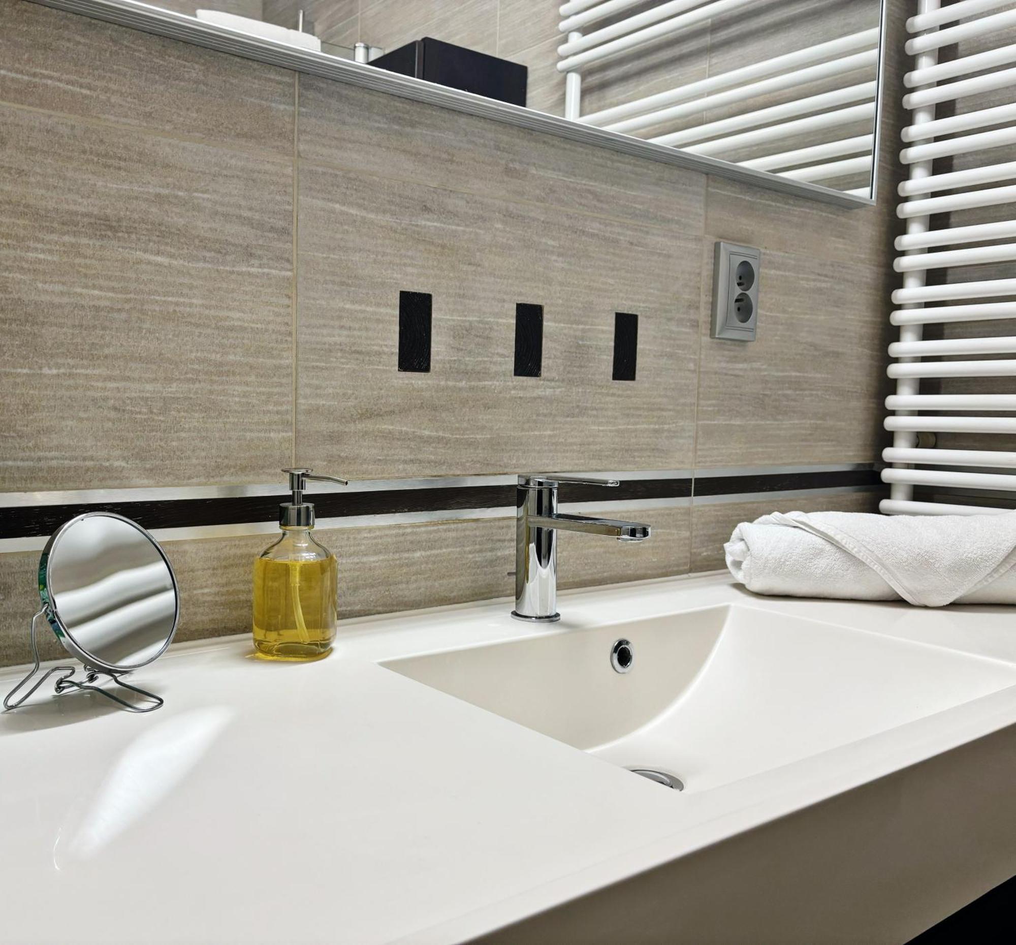 Oomph Urban Oasis 1br Escape Apartment Warsaw