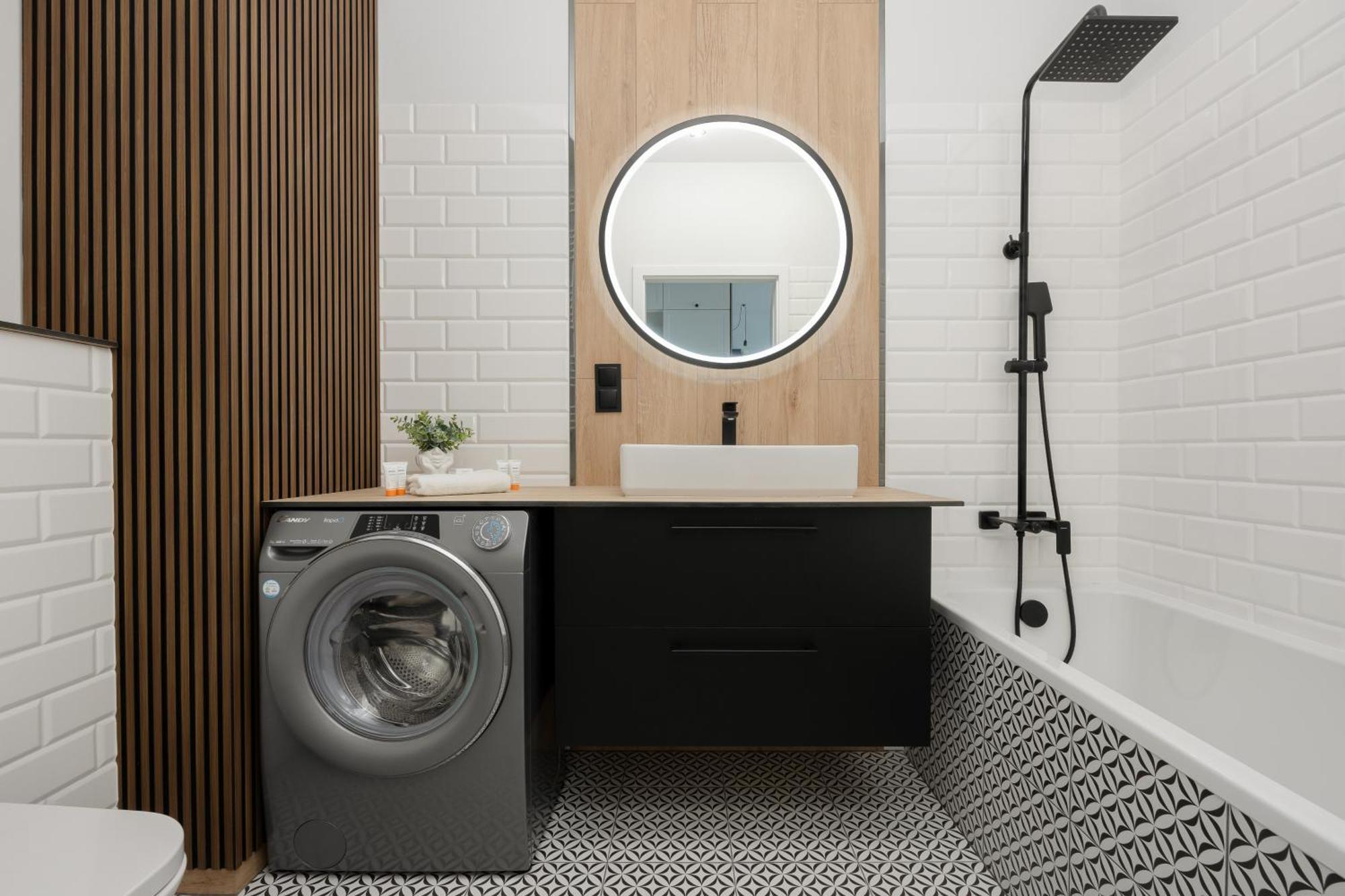 Stylish With Parking By Renters