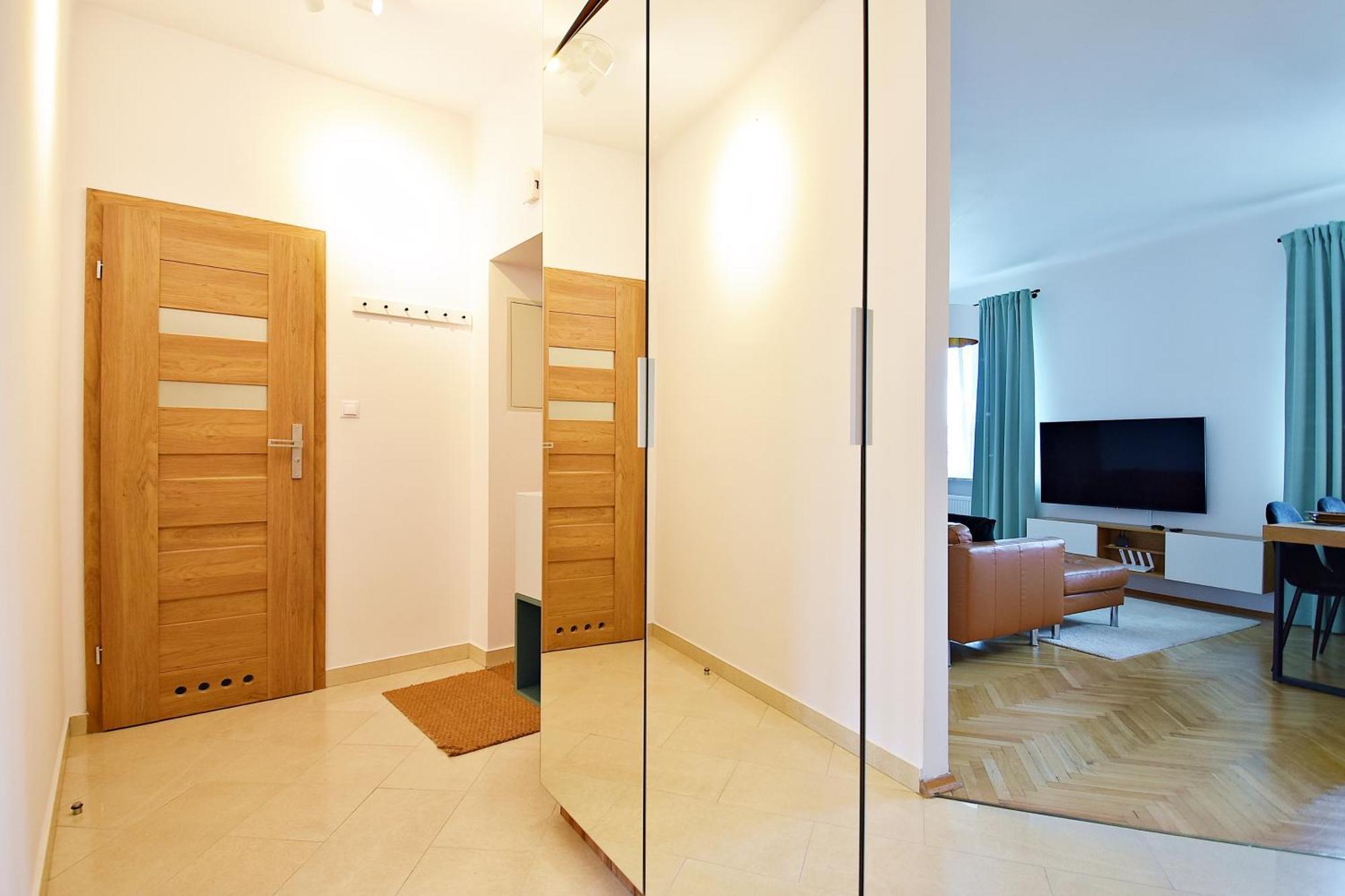 View - 63m2, Location, Workspace - By Rentujemy Apartment *