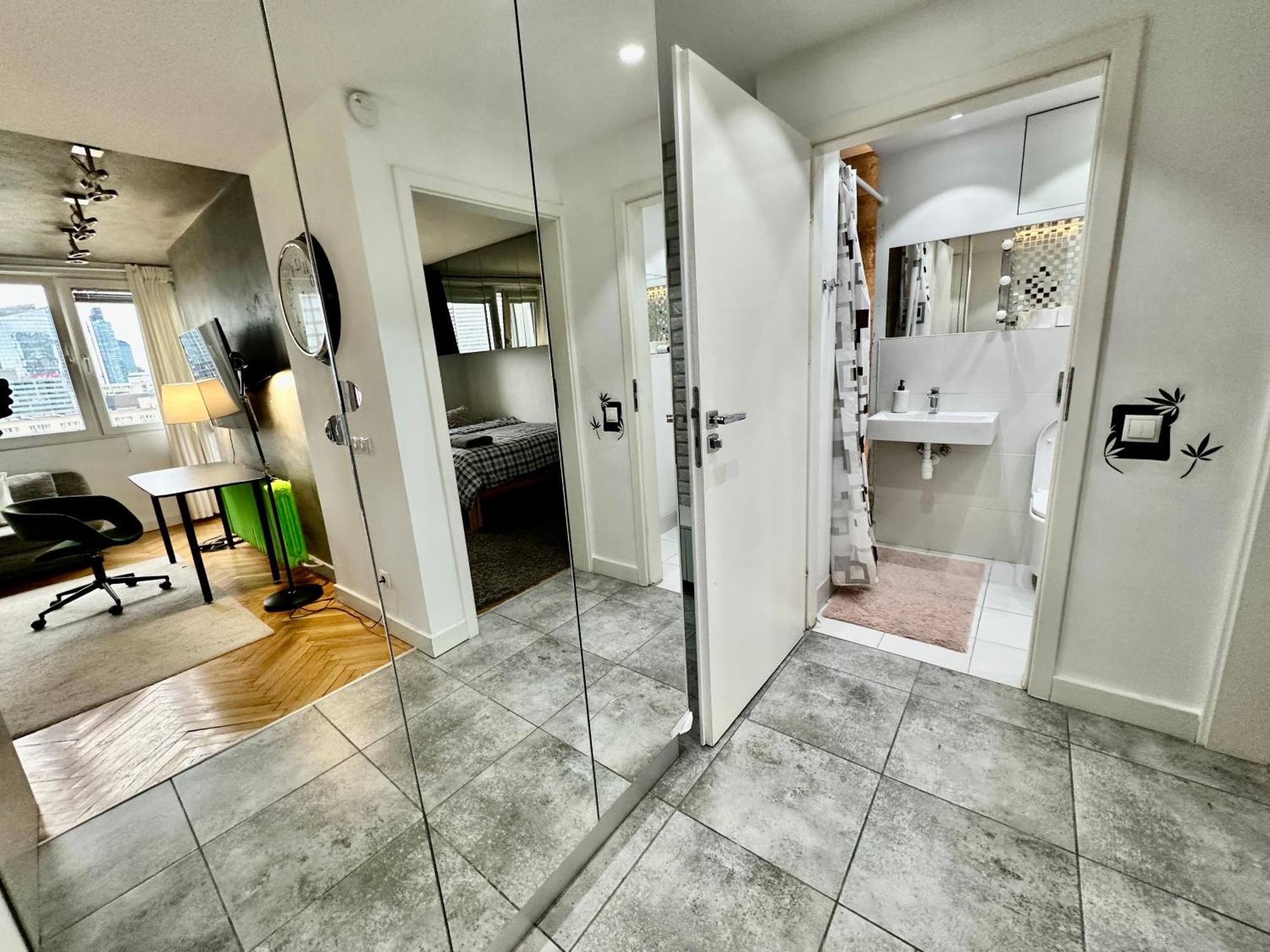 Palace 2 Wifi 600 Mbs 55'tv Netflix Hbo 2xmetro Appletv Apartment Warsaw