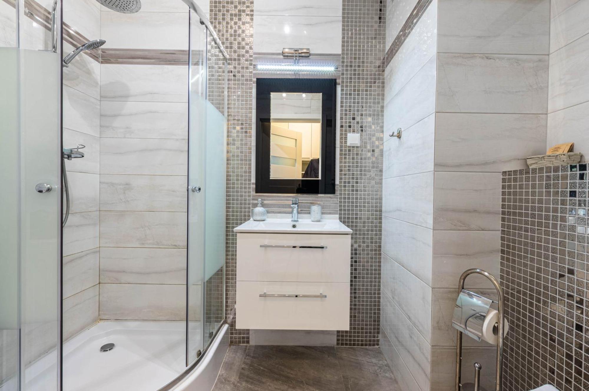 Galeria Rondo Wiatraczna Apartment *