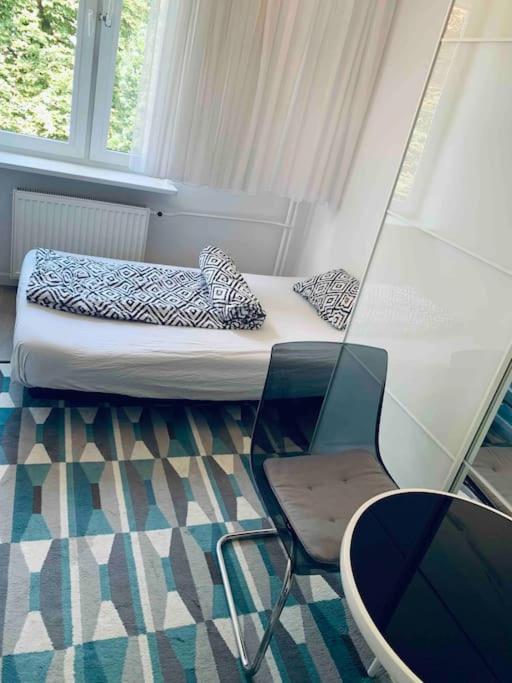 Cozy Private Near Metro Ratusz Apartamento