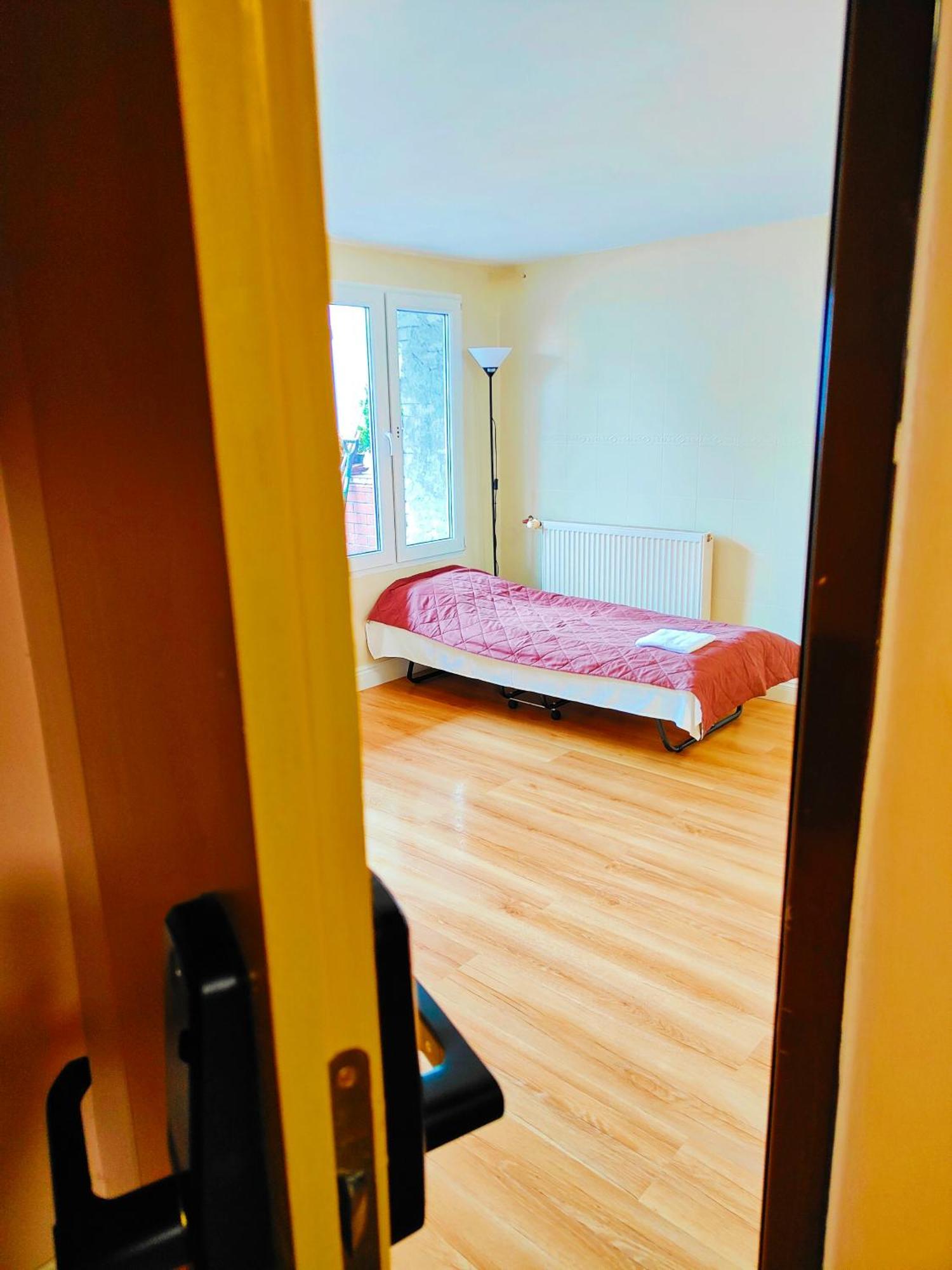 Krasnowolska Airport - Self Check-in Hostel *
