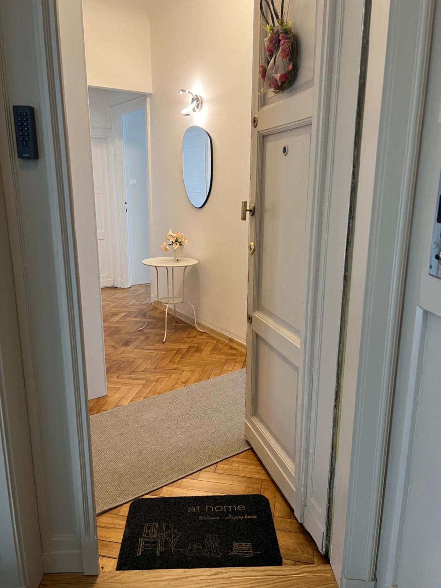 Constitution Corner Apartment *
