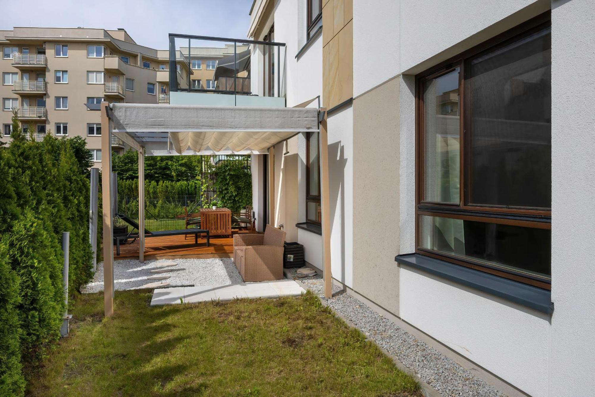 Spacious Family With Garden & Parking By Renters Apartament
