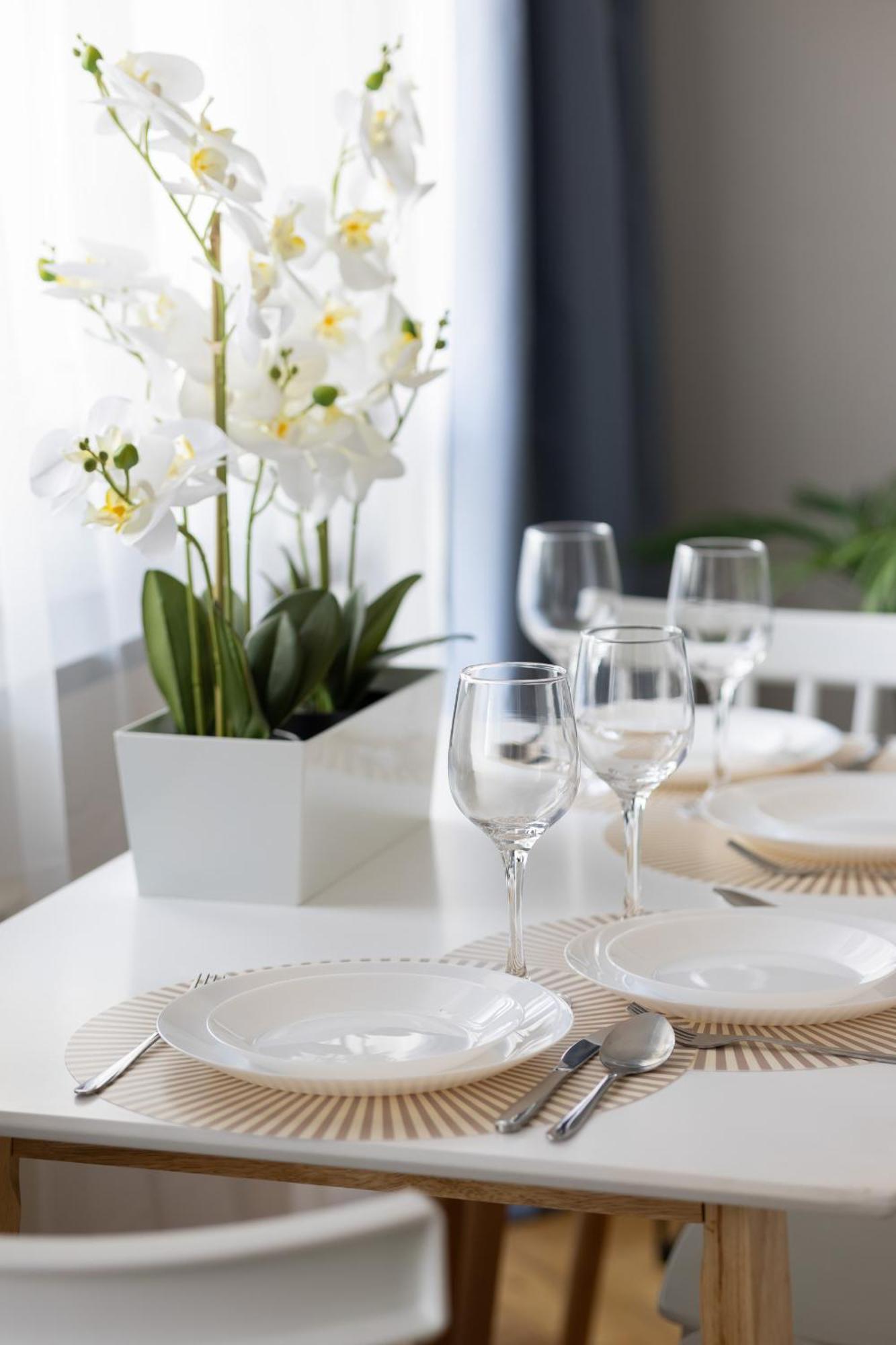 Bright With Air Conditioning Near Ogrod Saski By Renters Apartment *
