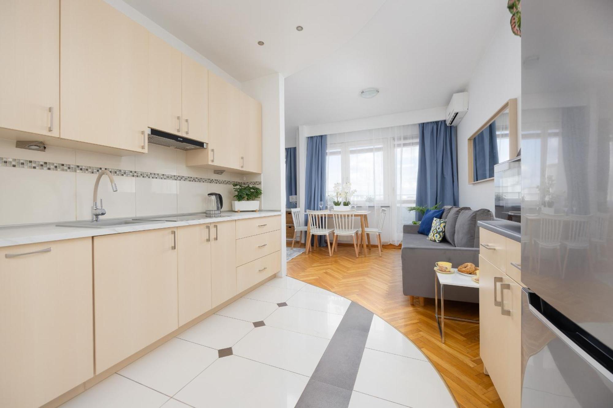 Bright With Air Conditioning Near Ogrod Saski By Renters Apartment *