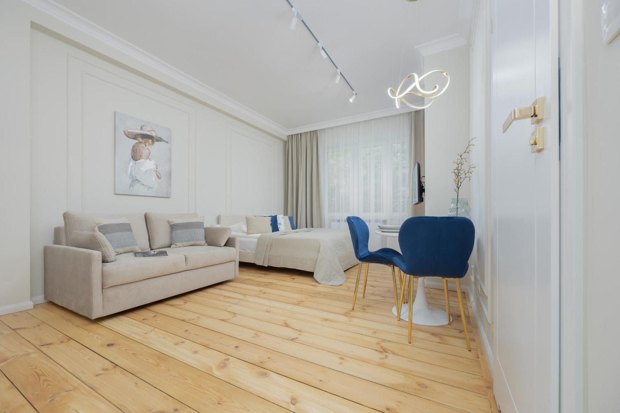 Elegant Grojecka In By Renters Apartment *
