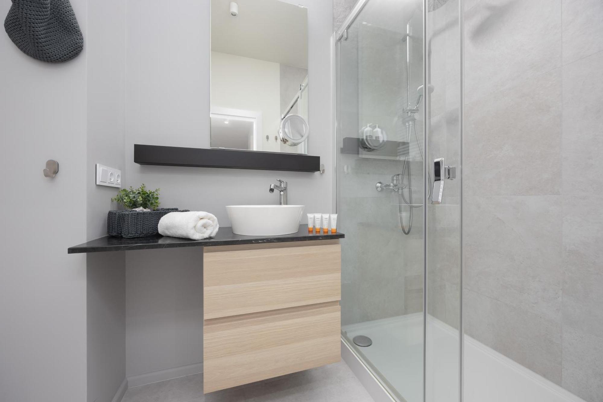 Beautiful With Terrace, Garden And Parking Close To The Airport In By Renters Apartment *