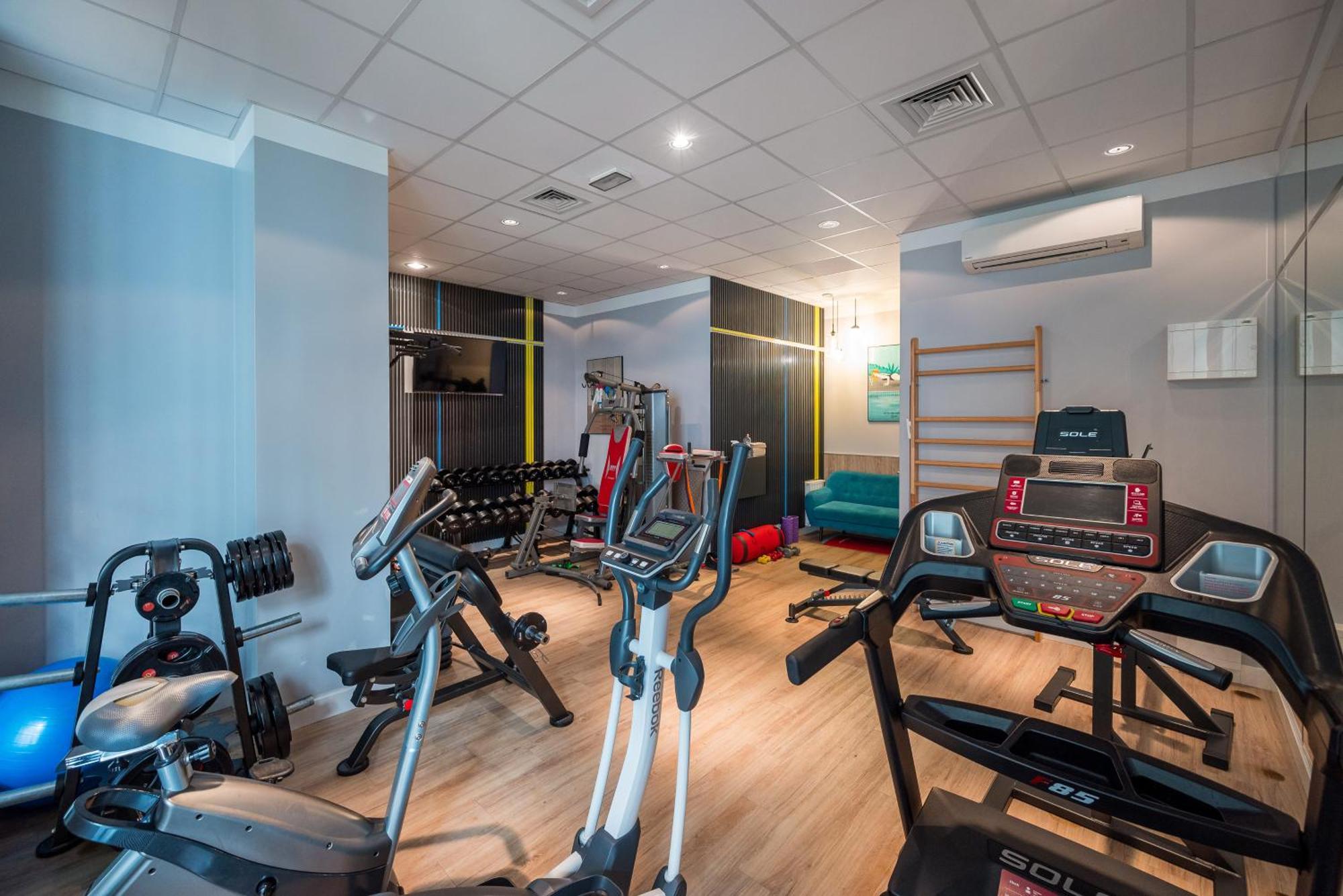 Apartment Luxury 2-bedroom Penthouse Skyline 15m Terrace, Garage, Gym, Rooftop & Only 500 M To Metro *