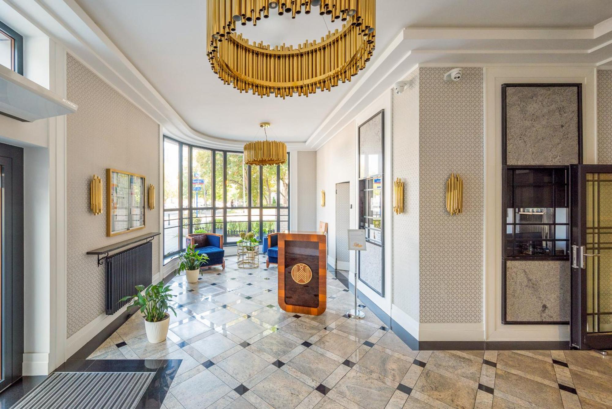 Luxury 2-bedroom Penthouse Skyline 15m Terrace, Garage, Gym, Rooftop & Only 500 M To Metro Warschau