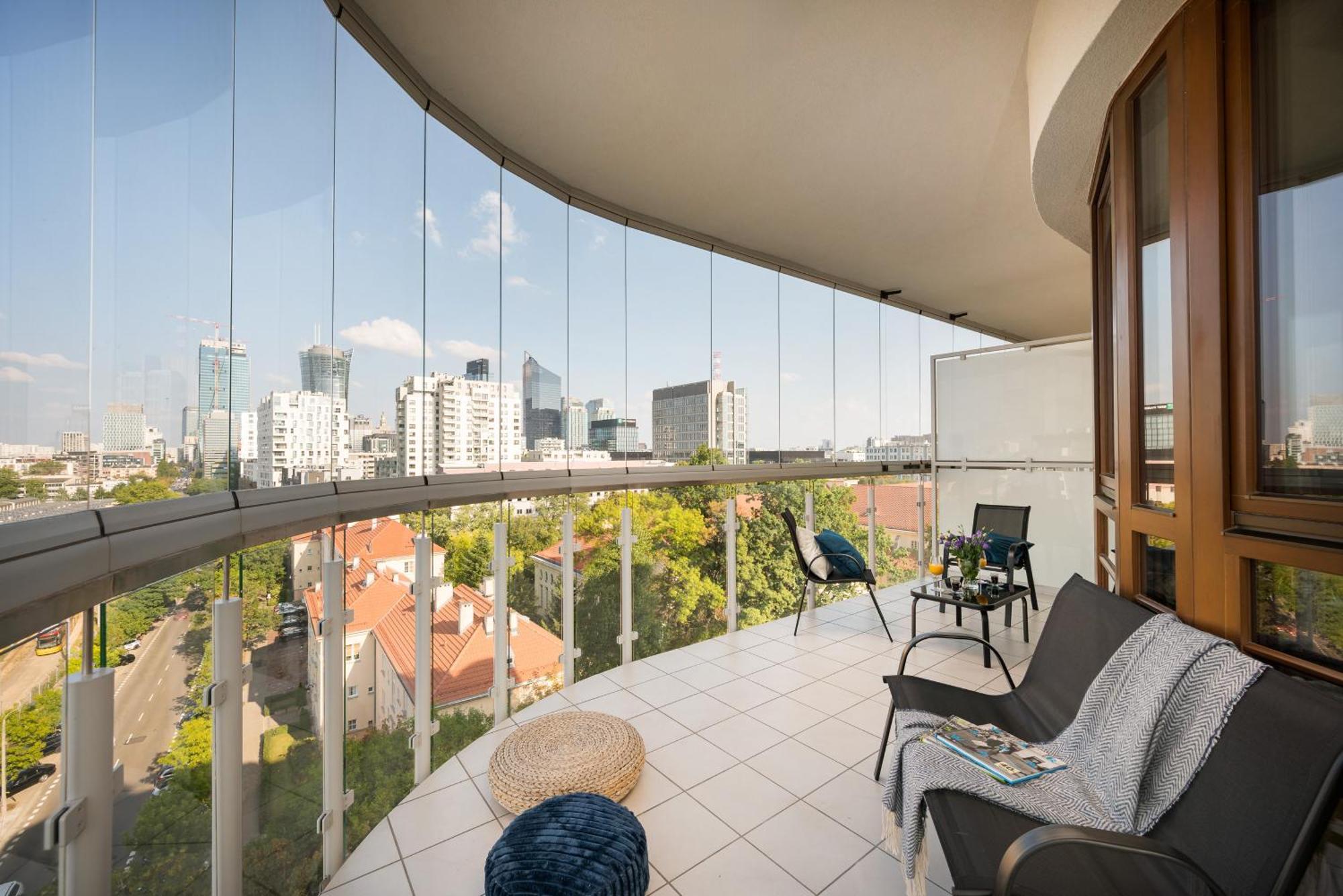 Luxury 2-bedroom Penthouse Skyline 15m Terrace, Garage, Gym, Rooftop & Only 500 M To Metro * Warschau