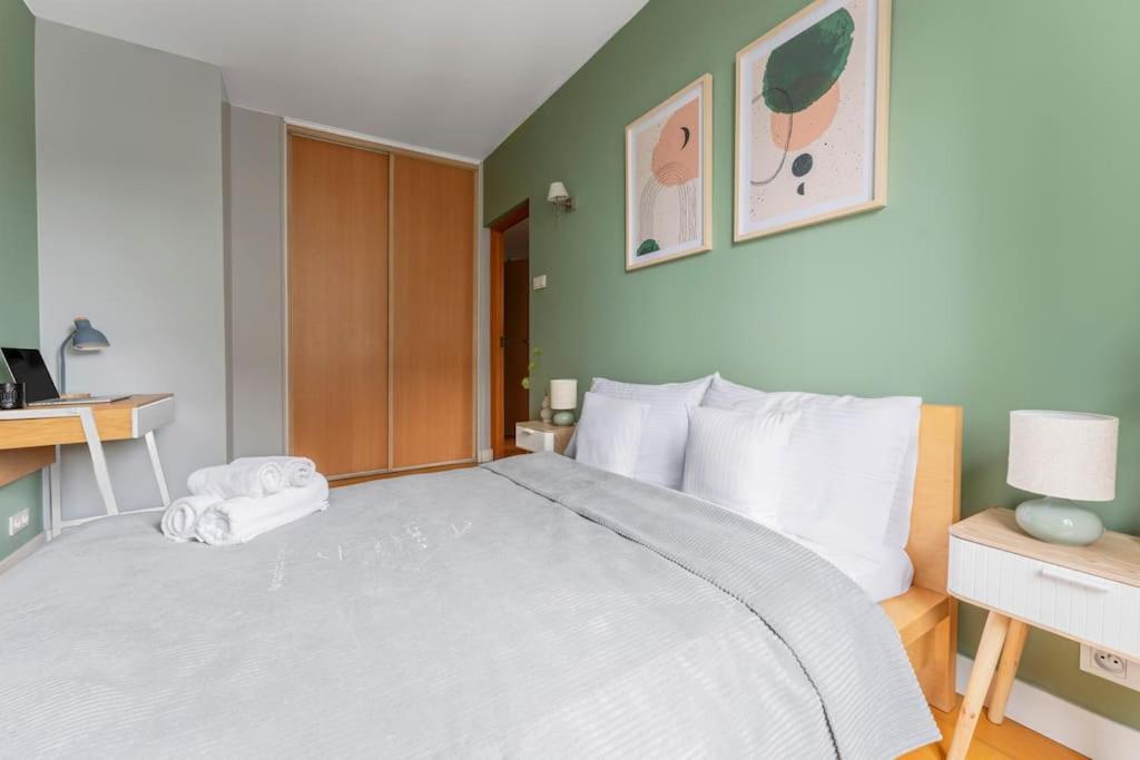 Oomph Mint Harmony & Vibrant Accents Apartment Warschau
