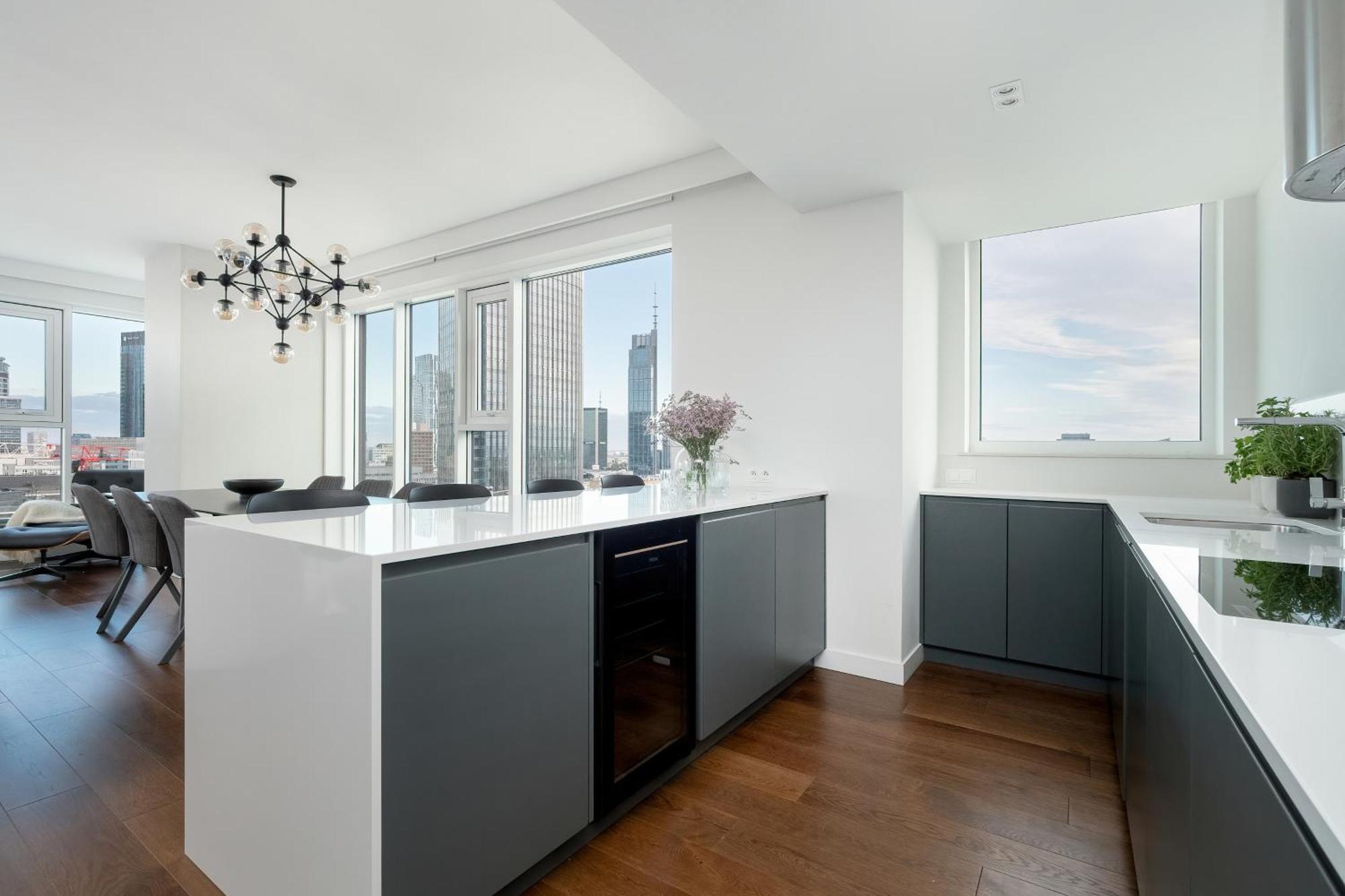 Premium Lux Unique Tower Heart Of By Renters Prestige Apartment