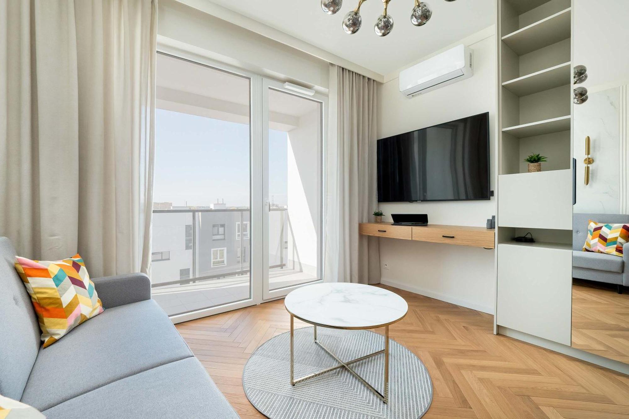Air Conditioned In With Parking And Bathtub By Renters * Warszawa