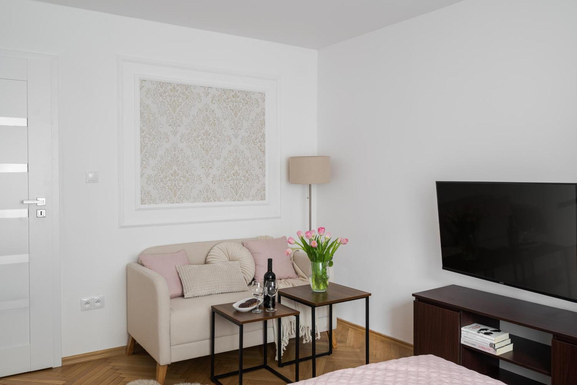Classic 2-br At Chmielna 200 M From Station, Parking On Site