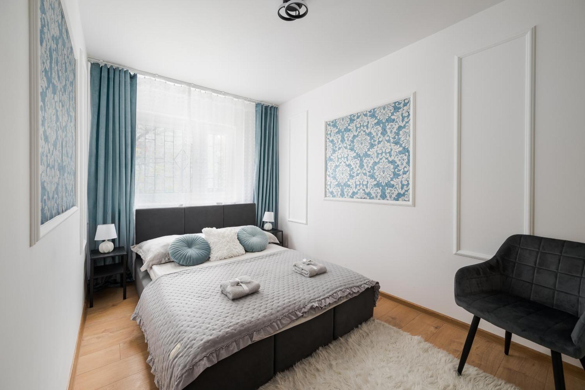 Classic 2-br At Chmielna 200 M From Station, Parking On Site Apartment