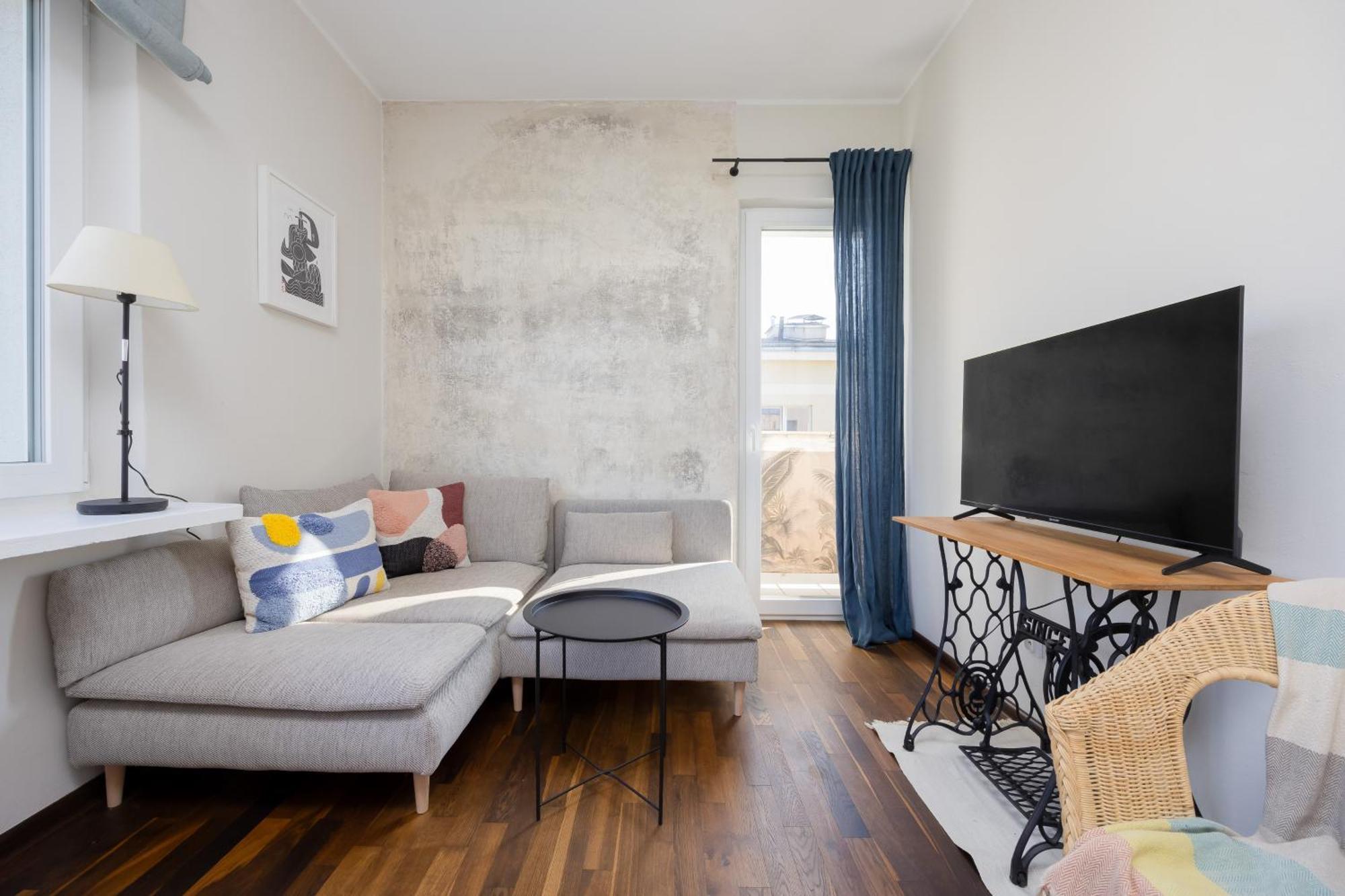 Bright In Downtown By Renters