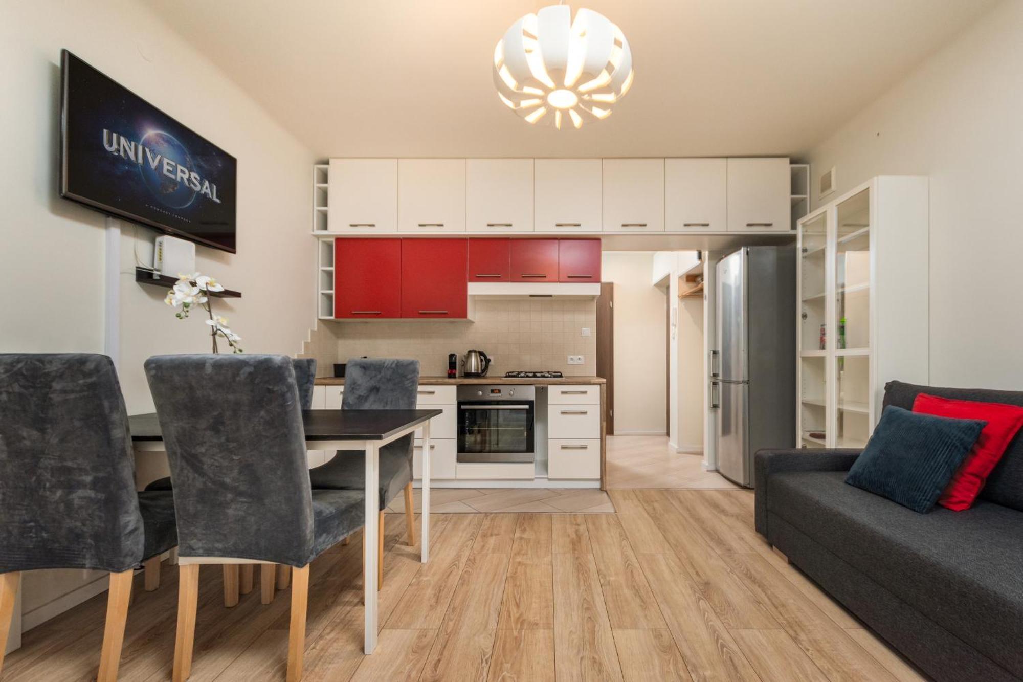 Dabrowskiego By Your Freedom Apartment