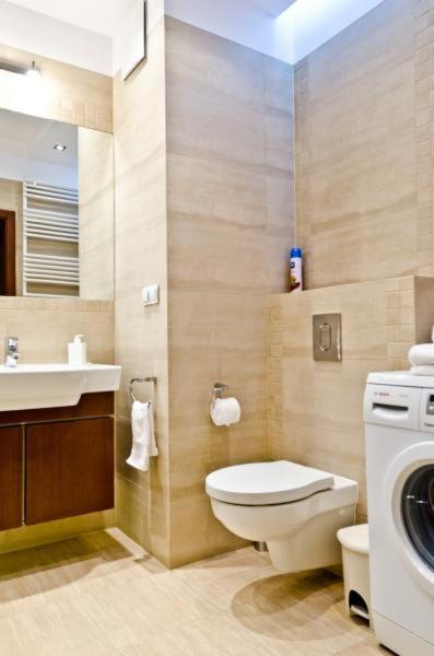 New, 2br, Close To Airport By Visitwarsaw Apartamento