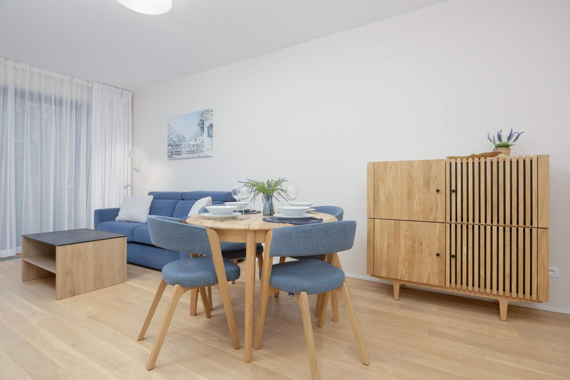 Air Conditioned With Parking And Desk For Remote Work In By Renters Apartamento