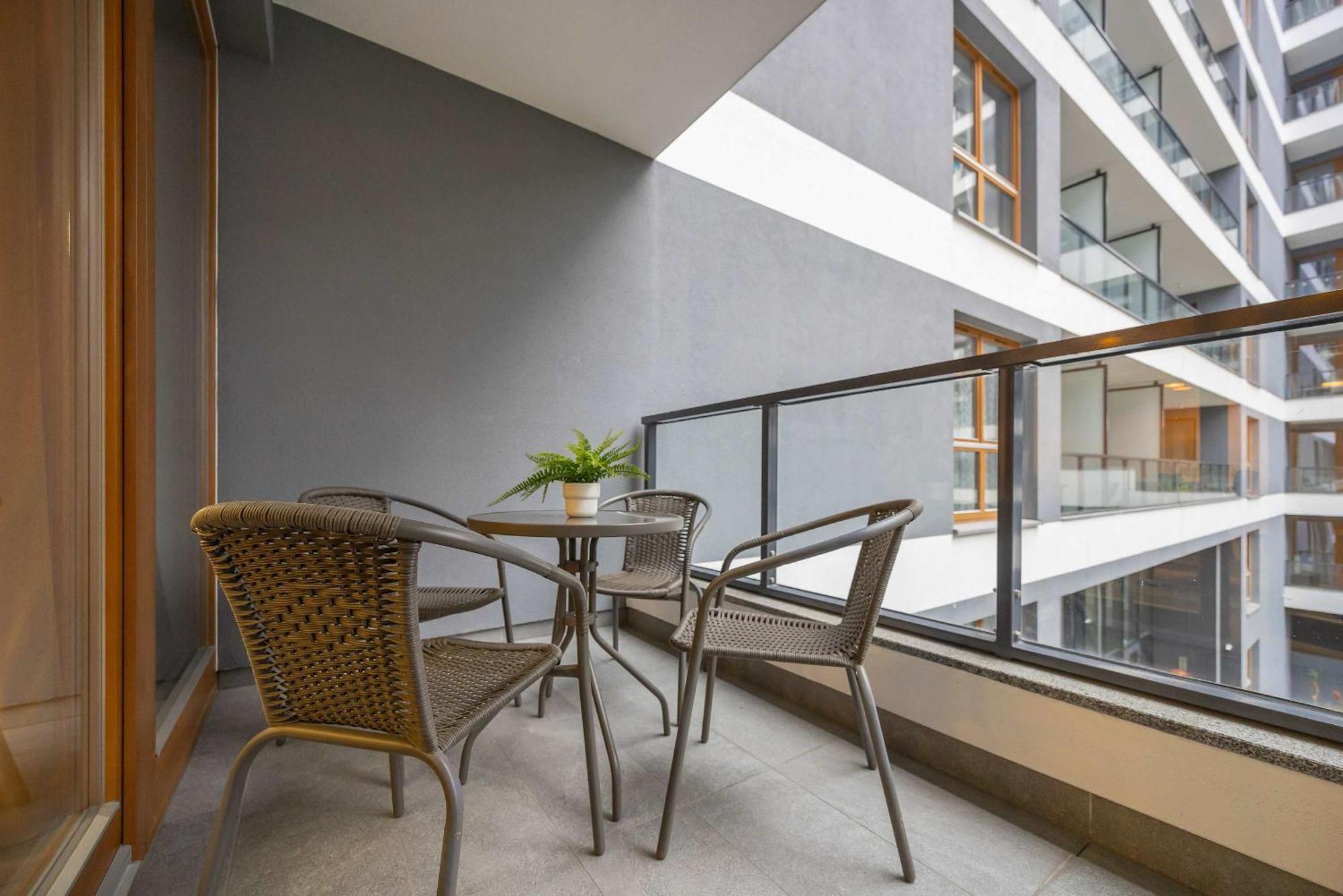 Air Conditioned In With Parking, Desk And Bathtub By Renters *