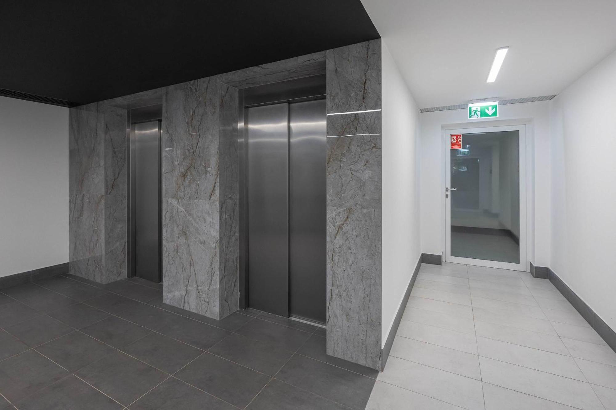 Apartment Air Conditioned In With Parking, Desk And Bathtub By Renters