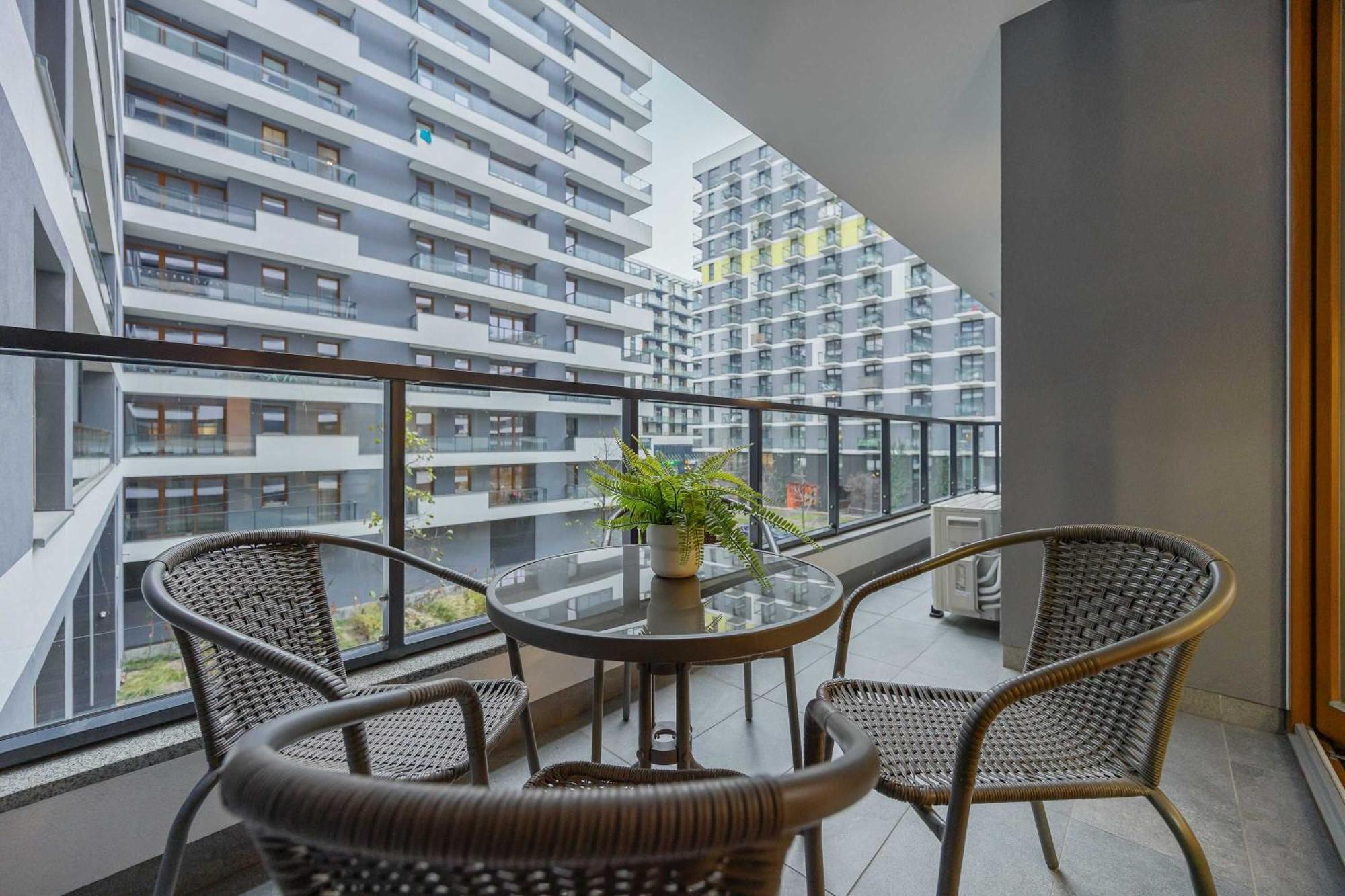 Apartment Air Conditioned In With Parking, Desk And Bathtub By Renters *