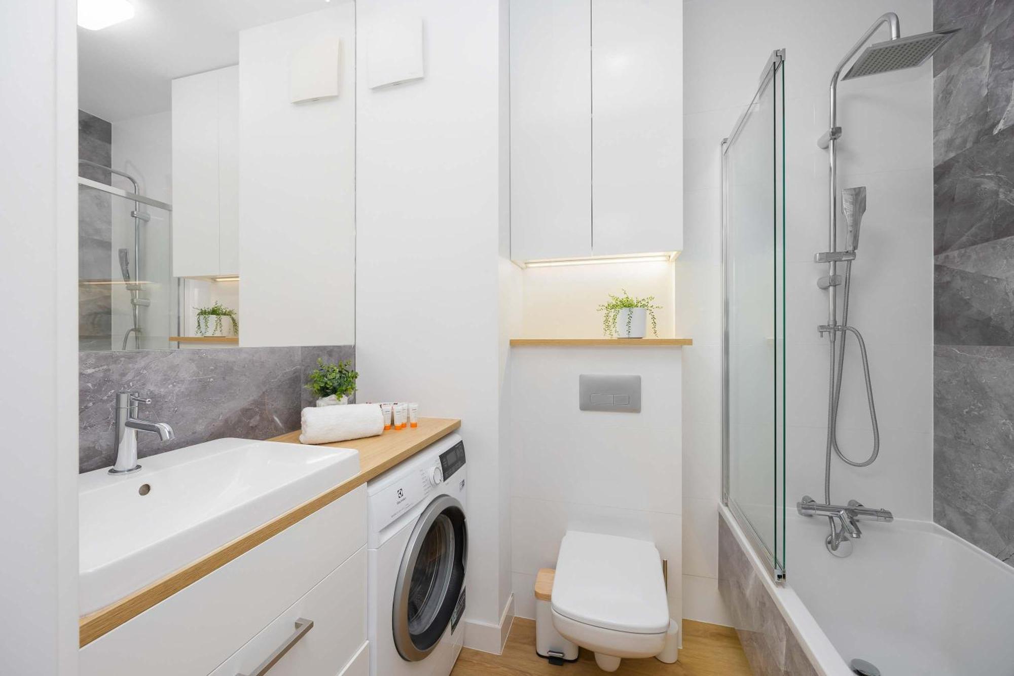Air Conditioned In With Parking, Desk And Bathtub By Renters Warschau