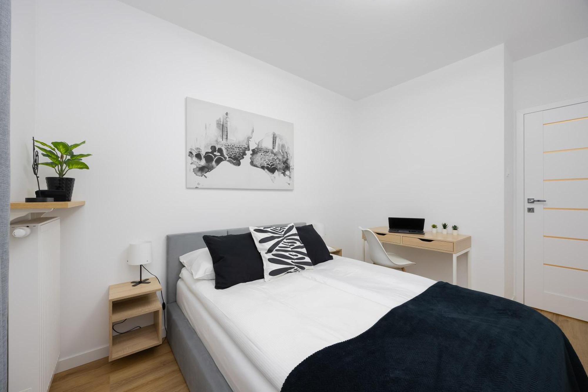 Air Conditioned In With Parking, Desk And Bathtub By Renters