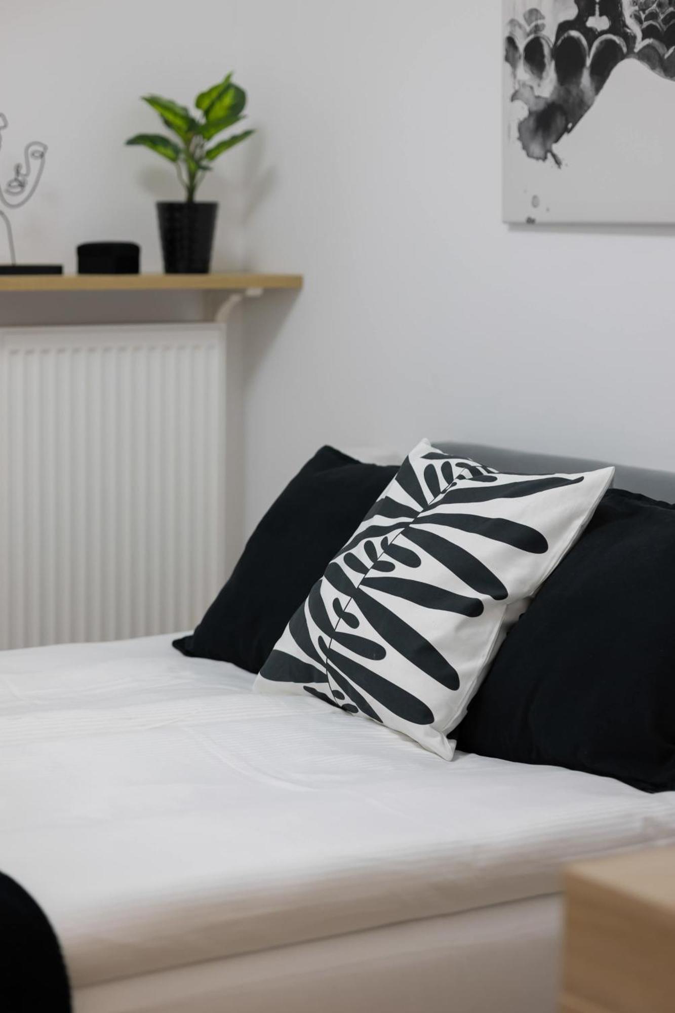Air Conditioned In With Parking, Desk And Bathtub By Renters Apartment *