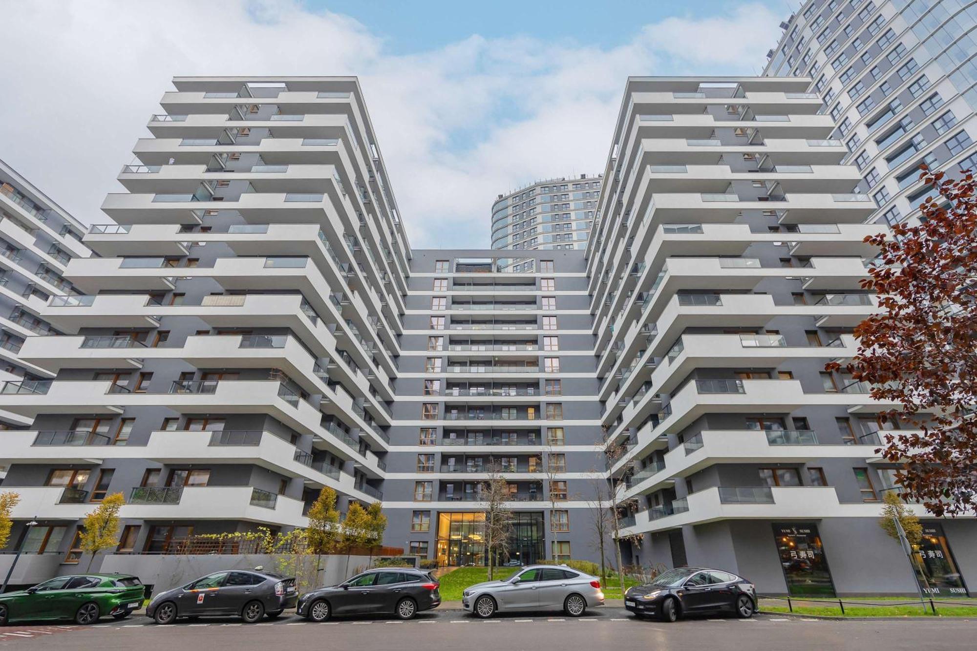 Air Conditioned In With Parking, Desk And Bathtub By Renters * Warschau