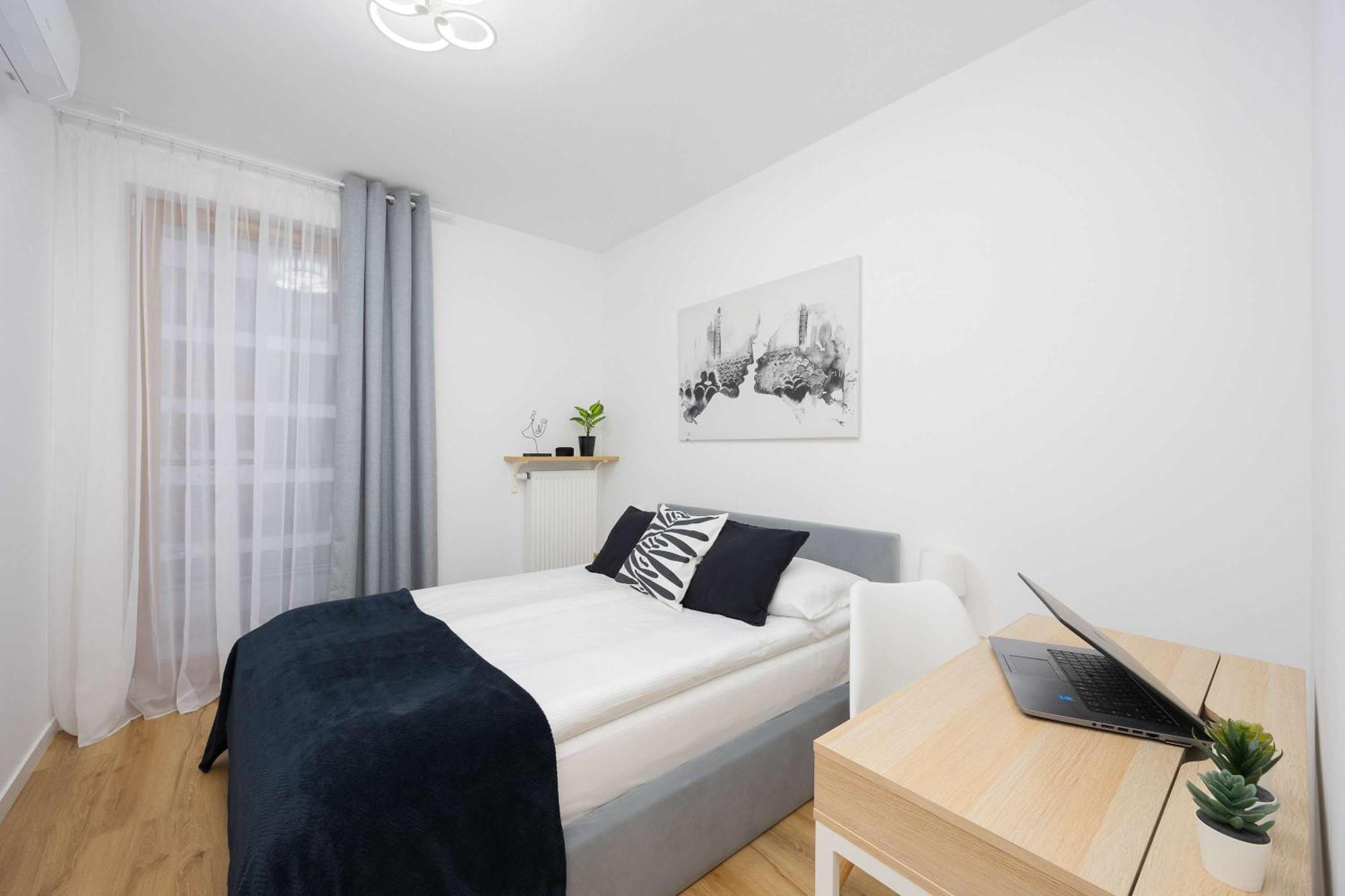 Air Conditioned In With Parking, Desk And Bathtub By Renters