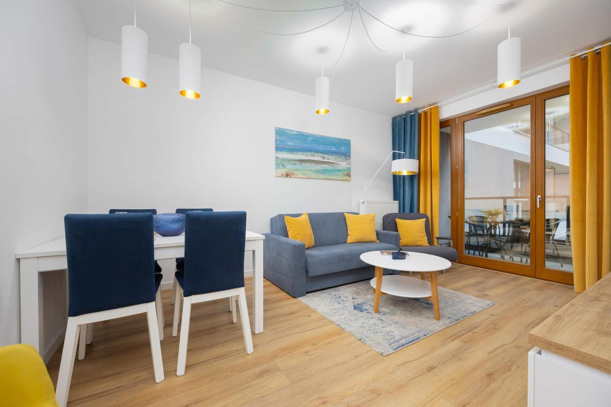 Apartment Air Conditioned In With Parking, Desk And Bathtub By Renters Warschau
