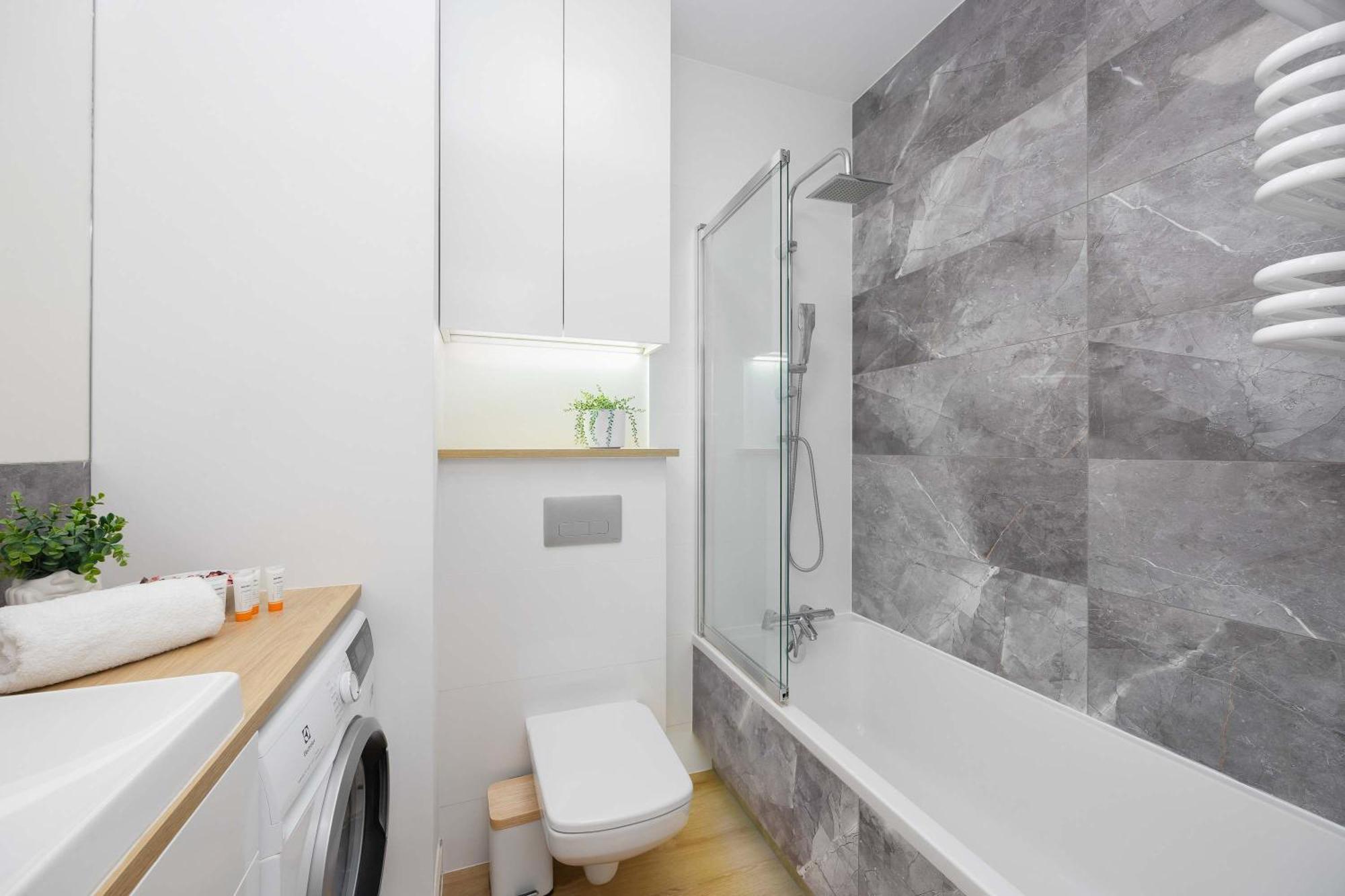 Air Conditioned In With Parking, Desk And Bathtub By Renters