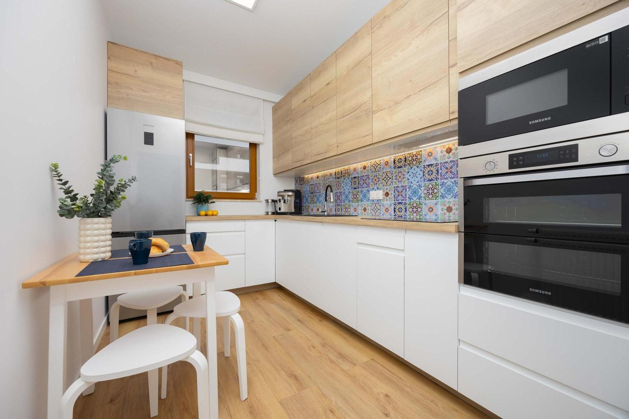 Apartment Air Conditioned In With Parking, Desk And Bathtub By Renters