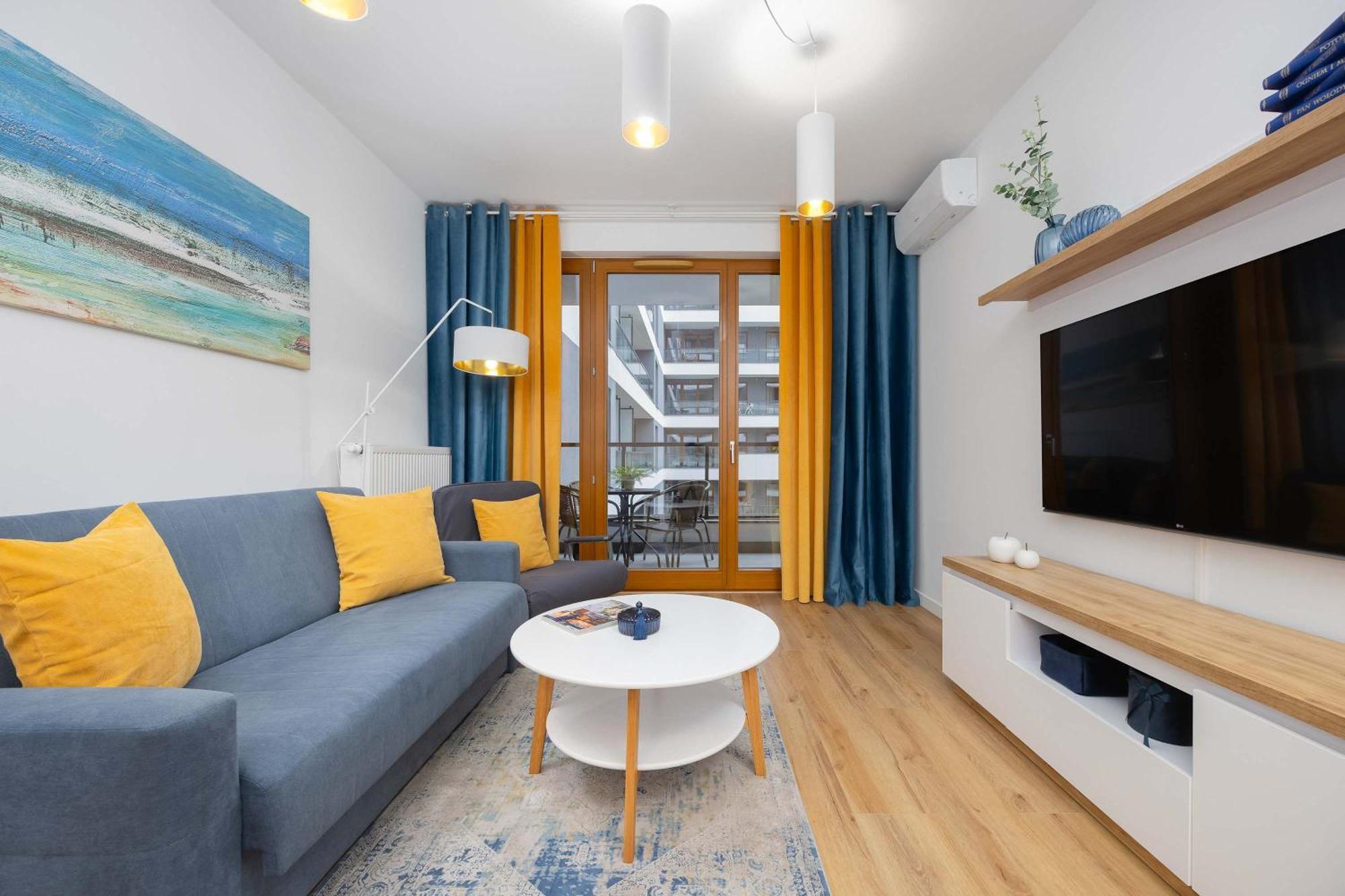 Air Conditioned In With Parking, Desk And Bathtub By Renters Apartment *