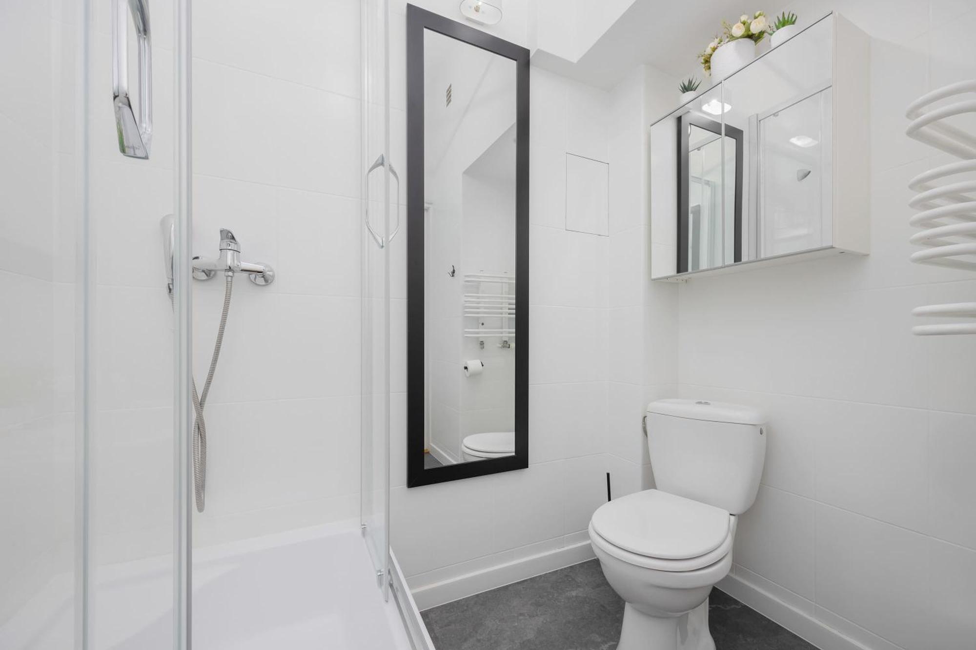 Piekny Jasny Z Sypialnia I Biurkiem By Renters Apartment