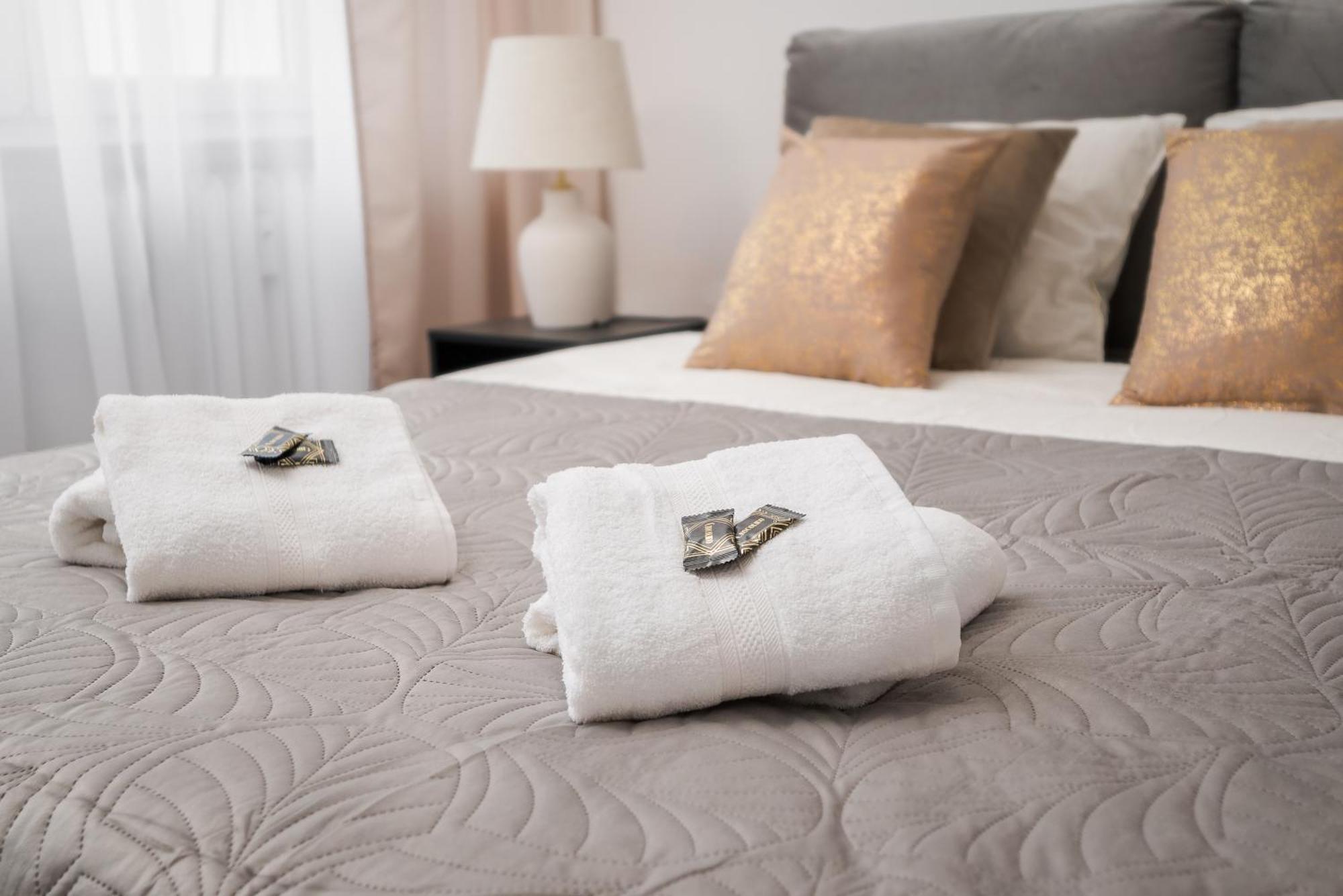 Pulawska Mokotow 2-bedroom & Living Room, Balcony & Free Parking On Site Căn hộ Warsaw