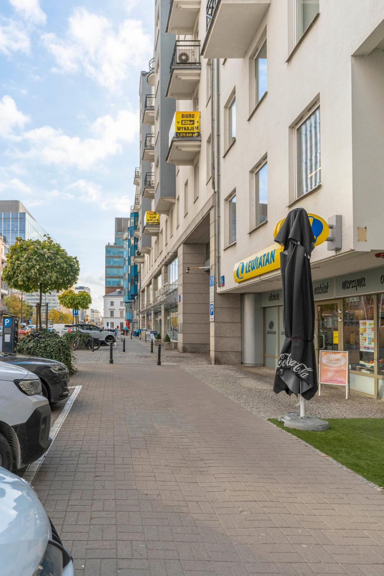 Oomph Downtown Atmospheric Zelazna Street Warschau